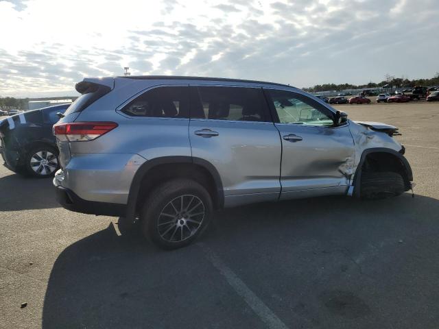 5TDJZRFH1HS439325 - 2017 TOYOTA HIGHLANDER SE GRAY photo 3