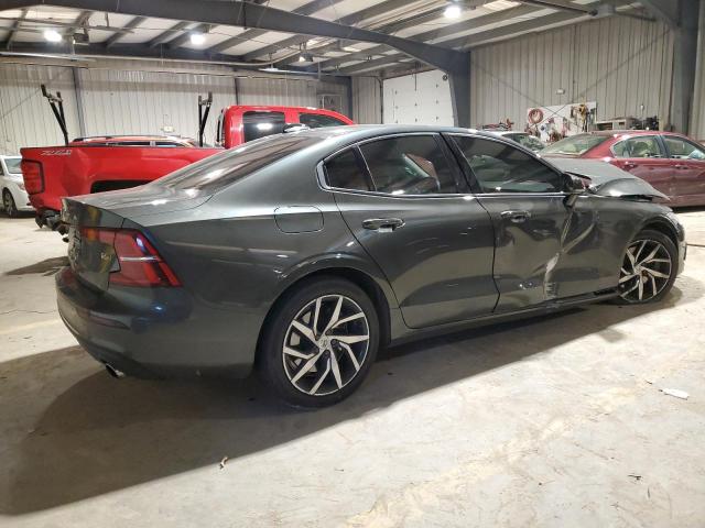 7JRA22TK3KG008824 - 2019 VOLVO S60 T6 MOMENTUM GRAY photo 3