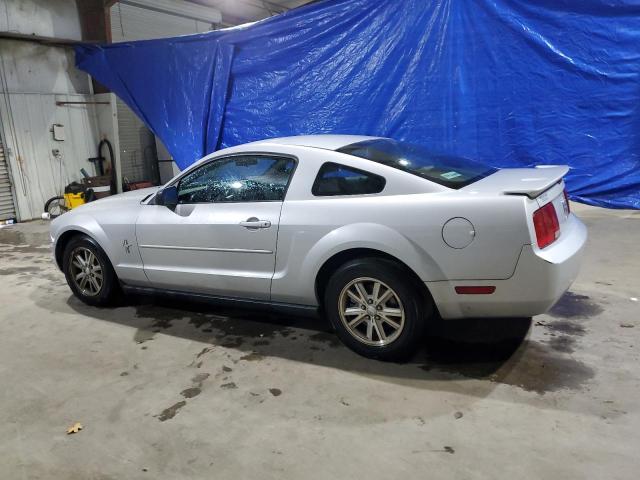 1ZVFT80NX75318455 - 2007 FORD MUSTANG SILVER photo 2