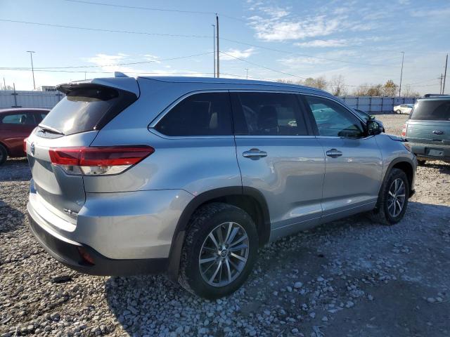 5TDJZRFHXJS554608 - 2018 TOYOTA HIGHLANDER SE SILVER photo 3