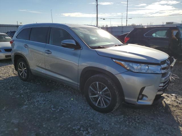 5TDJZRFHXJS554608 - 2018 TOYOTA HIGHLANDER SE SILVER photo 4