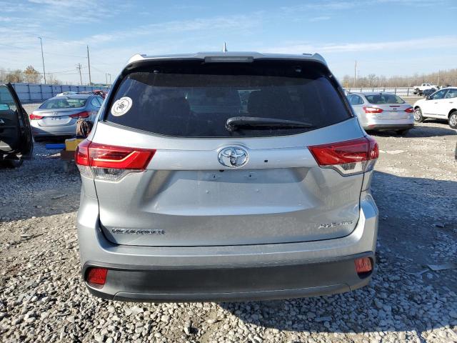 5TDJZRFHXJS554608 - 2018 TOYOTA HIGHLANDER SE SILVER photo 6