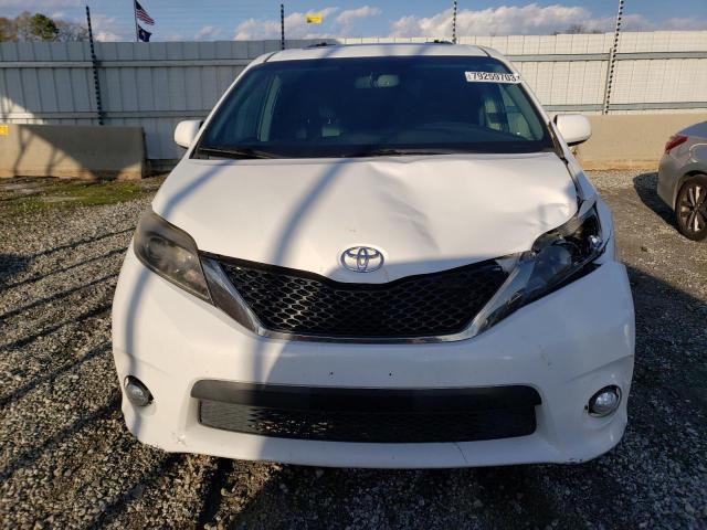 5TDXZ3DCXHS802753 - 2017 TOYOTA SIENNA SE WHITE photo 5