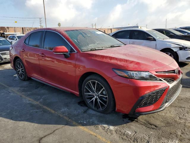 4T1T11AK8NU024655 - 2022 TOYOTA CAMRY SE RED photo 4