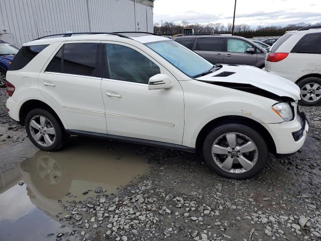 4JGBB8GB6BA671321 - 2011 MERCEDES-BENZ ML 350 4MATIC WHITE photo 4