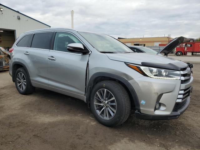 5TDJZRFH5JS558338 - 2018 TOYOTA HIGHLANDER SE SILVER photo 4