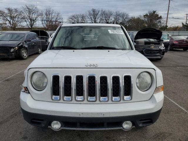 1J4NF4GB5BD275582 - 2011 JEEP PATRIOT LATITUDE WHITE photo 5