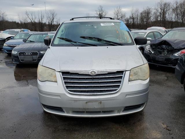 2A4RR2D18AR330935 - 2010 CHRYSLER TOWN AND C LX SILVER photo 5