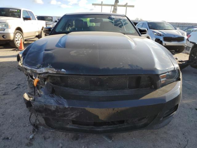 1ZVBP8AM5B5133439 - 2011 FORD MUSTANG BLACK photo 5