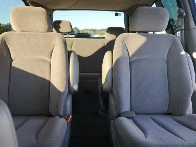 2C4GP24R73R362514 - 2003 CHRYSLER TOWN & COU RED photo 10