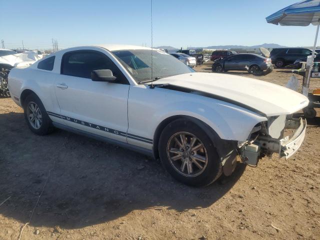 1ZVFT80N565240133 - 2006 FORD MUSTANG WHITE photo 4