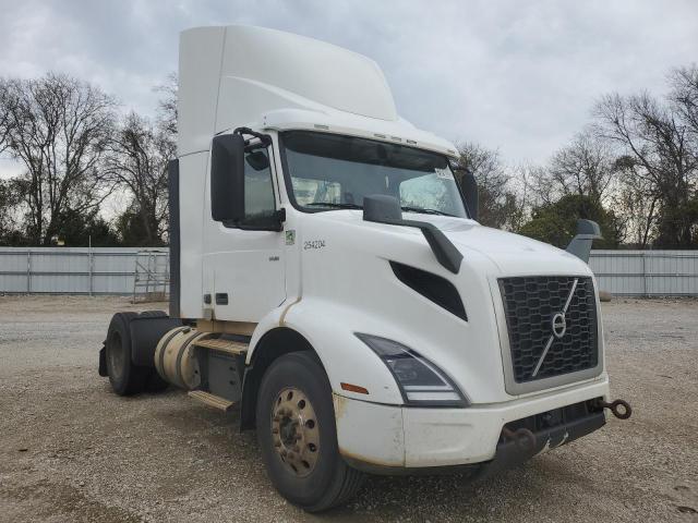 4V4W39EG3KN226152 - 2019 VOLVO VNR WHITE photo 1