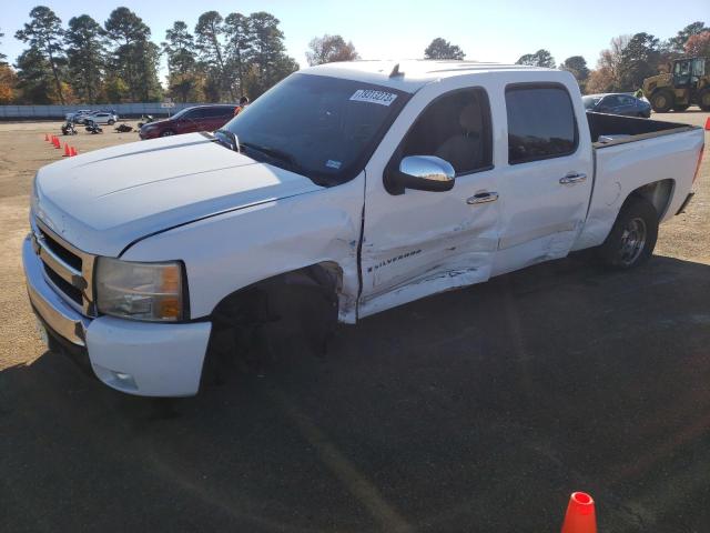 3GCEC13J67G500306 - 2007 CHEVROLET SILVERADO C1500 CREW CAB WHITE photo 1