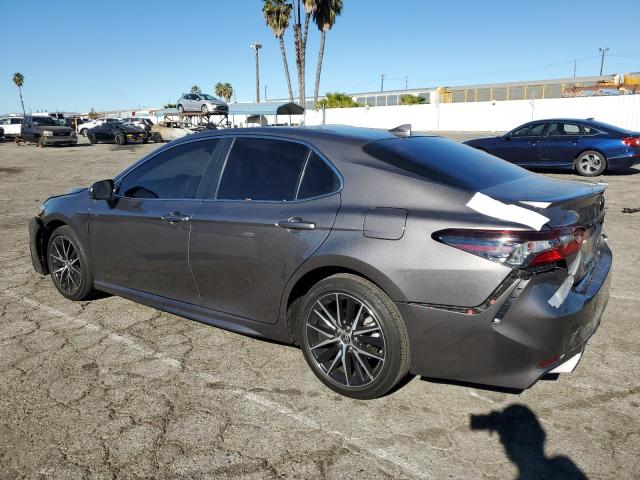 4T1G11AK2MU565037 - 2021 TOYOTA CAMRY SE GRAY photo 2