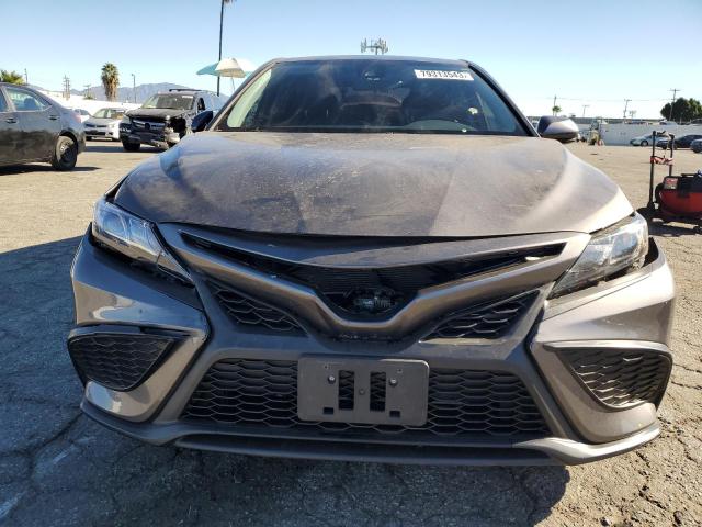 4T1G11AK2MU565037 - 2021 TOYOTA CAMRY SE GRAY photo 5