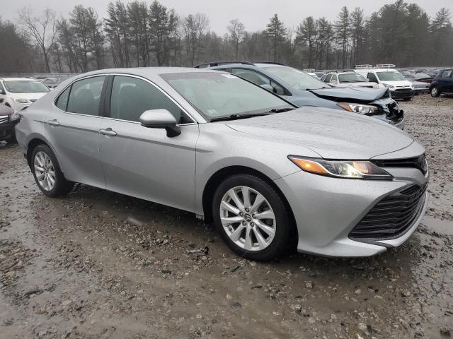 4T1B11HK6JU101907 - 2018 TOYOTA CAMRY L SILVER photo 4