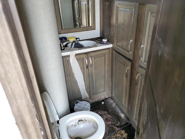 4YDF39321K4702081 - 2019 KEYSTONE TRAILER TWO TONE photo 6