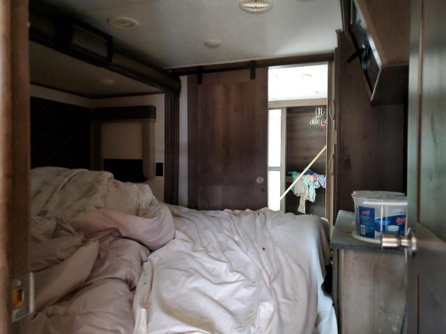 4YDF39321K4702081 - 2019 KEYSTONE TRAILER TWO TONE photo 9