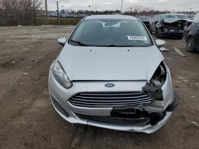 3FADP4BJ4JM132841 - 2018 FORD FIESTA SE SILVER photo 5