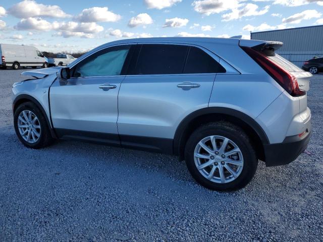 1GYAZAR40NF123804 - 2022 CADILLAC XT4 LUXURY SILVER photo 2