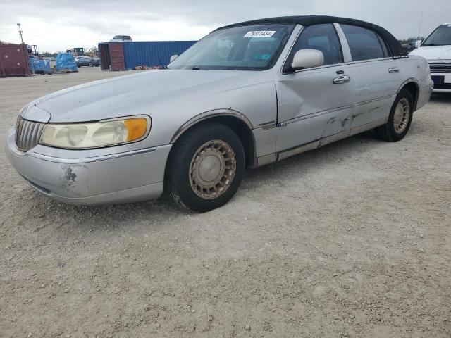 1LNHM81W82Y671926 - 2002 LINCOLN TOWN CAR EXECUTIVE SILVER photo 1