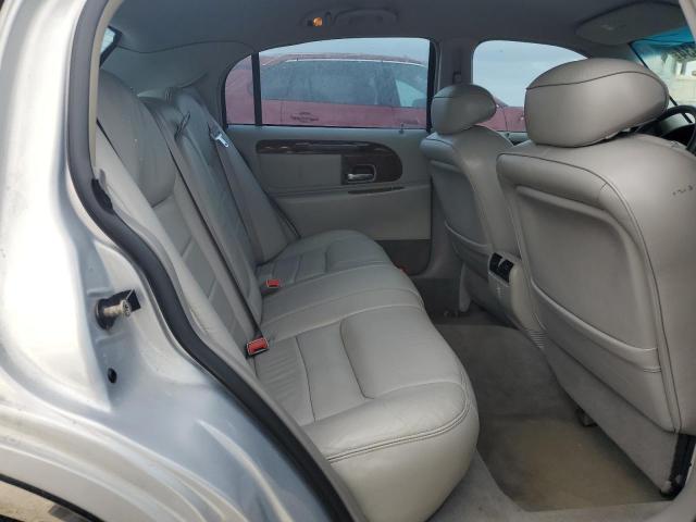 1LNHM81W82Y671926 - 2002 LINCOLN TOWN CAR EXECUTIVE SILVER photo 10