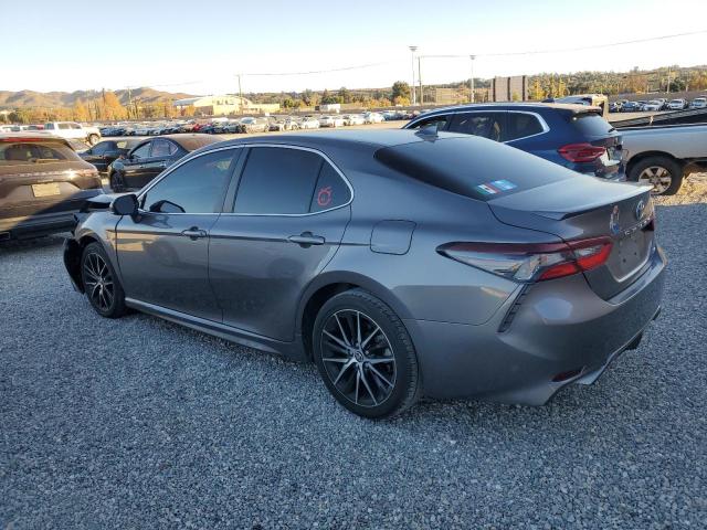 4T1G11AK7MU566605 - 2021 TOYOTA CAMRY SE GRAY photo 2