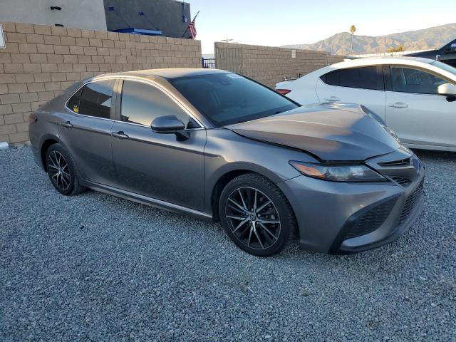 4T1G11AK7MU566605 - 2021 TOYOTA CAMRY SE GRAY photo 4