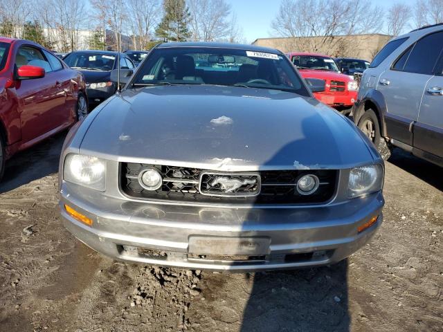1ZVHT80N185142275 - 2008 FORD MUSTANG SILVER photo 5