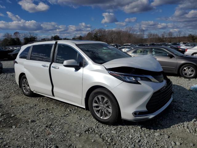 5TDYSKFC4NS060250 - 2022 TOYOTA SIENNA XLE WHITE photo 4