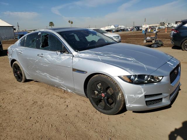 SAJAR4FX5JCP33412 - 2018 JAGUAR XE SILVER photo 4