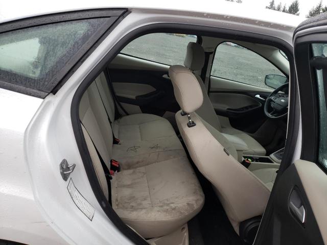 1FADP3F2XJL252643 - 2018 FORD FOCUS SE WHITE photo 10