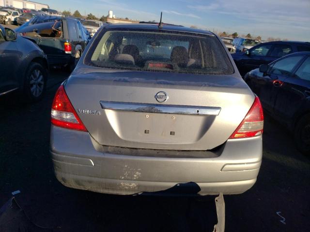 3N1BC11E79L361809 - 2009 NISSAN VERSA S GRAY photo 6