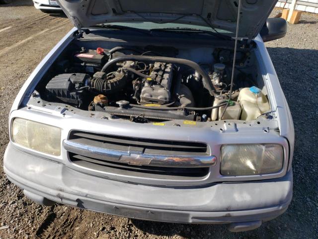 2CNBE13C8Y6957514 - 2000 CHEVROLET TRACKER SILVER photo 11