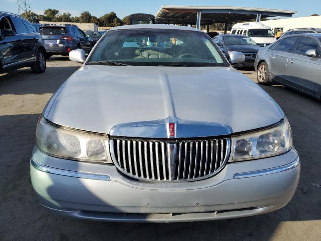 1LNFM82W5XY603631 - 1999 LINCOLN TOWN CAR SIGNATURE SILVER photo 5