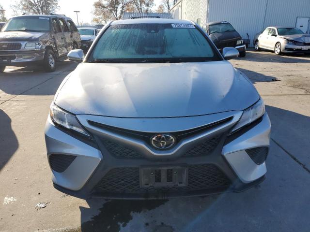 4T1B11HK2JU574364 - 2018 TOYOTA CAMRY L SILVER photo 5