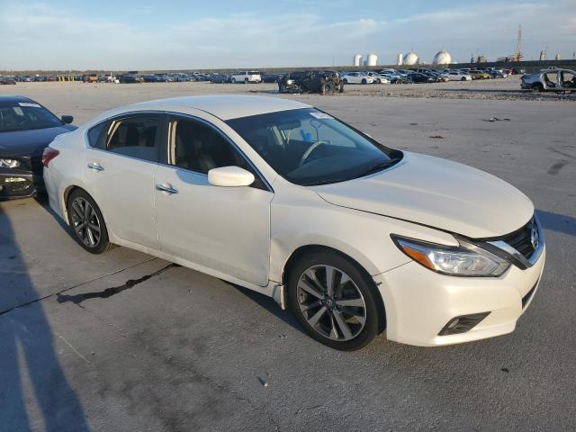 1N4AL3AP9HC499261 - 2017 NISSAN ALTIMA 2.5 WHITE photo 4