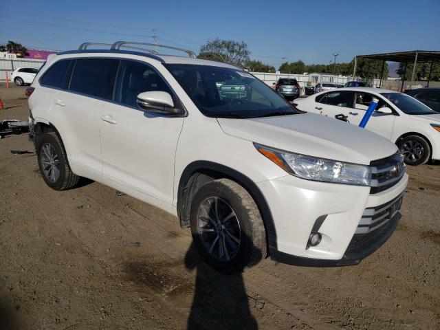 5TDJZRFH1HS415347 - 2017 TOYOTA HIGHLANDER SE WHITE photo 4