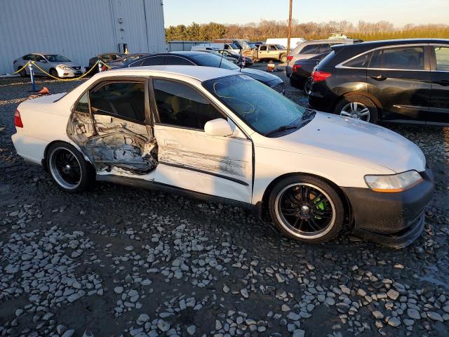 1HGCG6553YA107969 - 2000 HONDA ACCORD LX WHITE photo 4