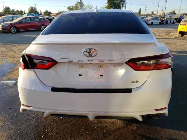 4T1T11AK8PU786256 - 2023 TOYOTA CAMRY SE NIGHT SHADE WHITE photo 6