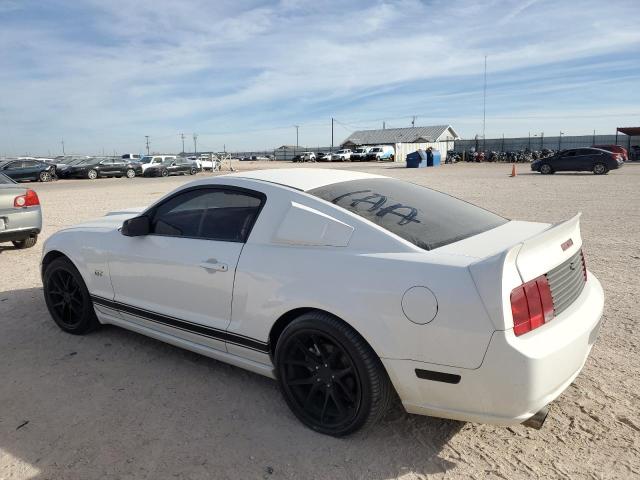 1ZVFT82H675323188 - 2007 FORD MUSTANG GT WHITE photo 2