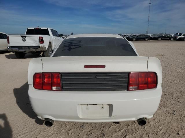 1ZVFT82H675323188 - 2007 FORD MUSTANG GT WHITE photo 6