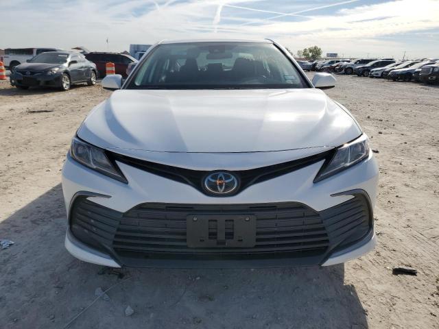 4T1C11AK5NU668906 - 2022 TOYOTA CAMRY LE WHITE photo 5