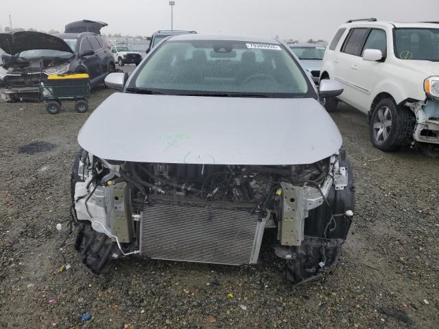 5YFEPMAE0MP218146 - 2021 TOYOTA COROLLA LE SILVER photo 5