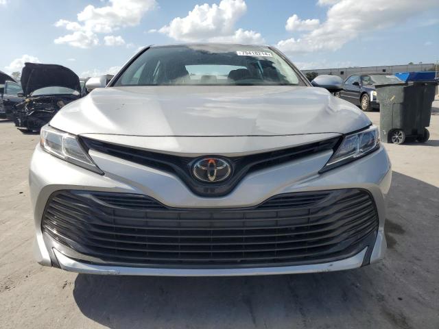 4T1B11HK7JU143213 - 2018 TOYOTA CAMRY L SILVER photo 5