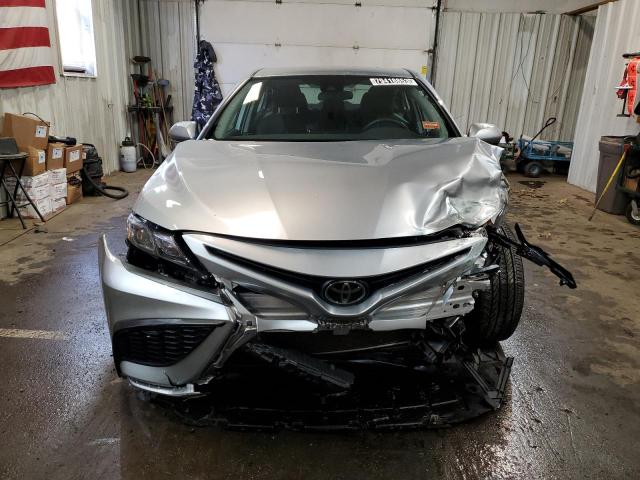 4T1G11AK7PU805283 - 2023 TOYOTA CAMRY SE NIGHT SHADE SILVER photo 5