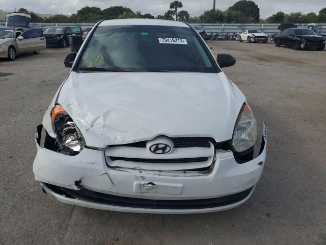 KMHCM36CX9U111774 - 2009 HYUNDAI ACCENT GS WHITE photo 5