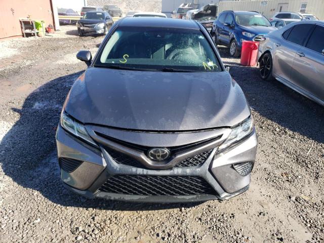 4T1B11HKXJU088417 - 2018 TOYOTA CAMRY L GRAY photo 5