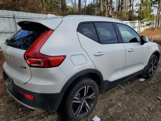 YV4L12UK6P2054965 - 2023 VOLVO XC40 CORE WHITE photo 3