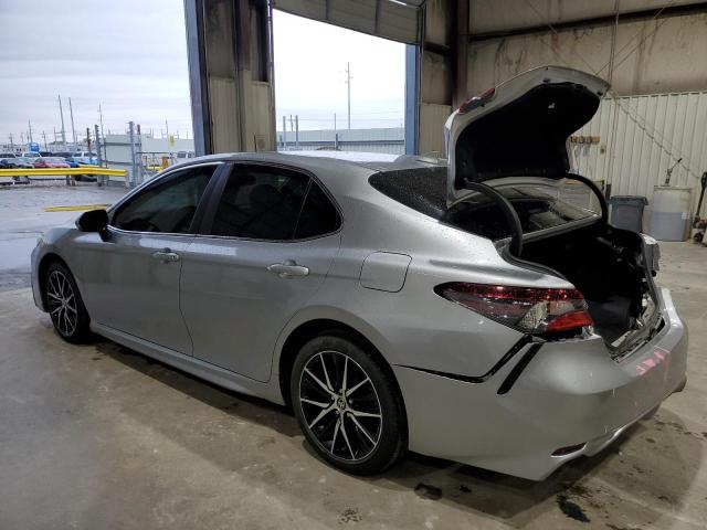 4T1T11AK6NU621089 - 2022 TOYOTA CAMRY SE SILVER photo 2